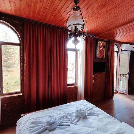 Chateau Chikovani Hotel Gordi Bagian luar foto