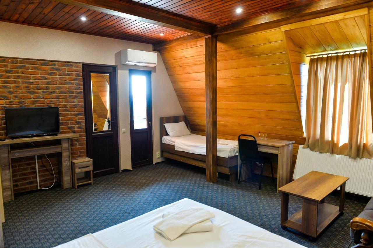 Chateau Chikovani Hotel Gordi Bagian luar foto
