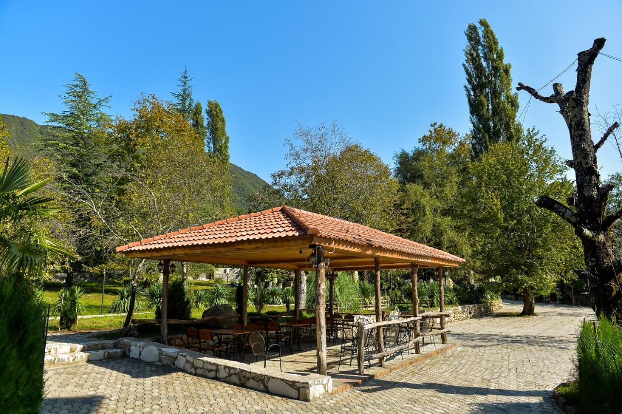 Chateau Chikovani Hotel Gordi Bagian luar foto
