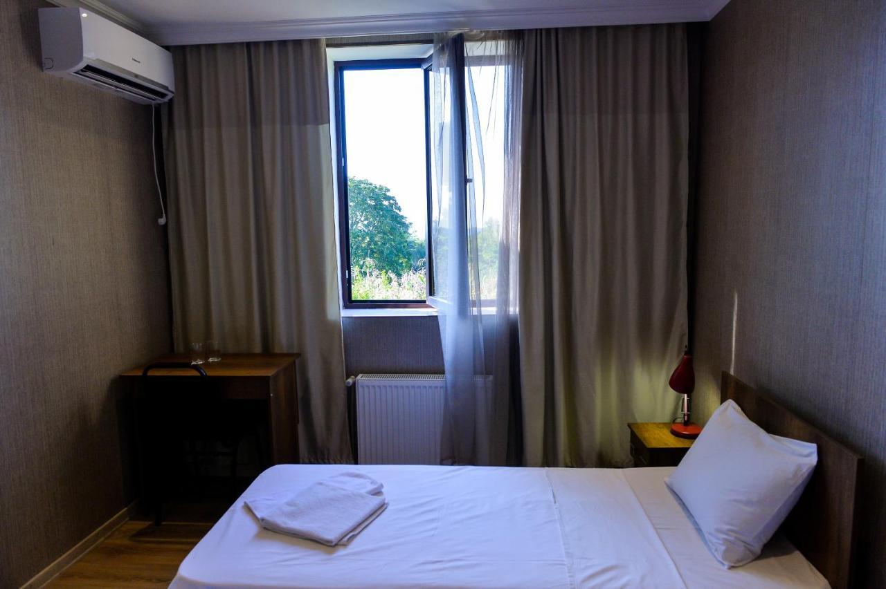 Chateau Chikovani Hotel Gordi Bagian luar foto