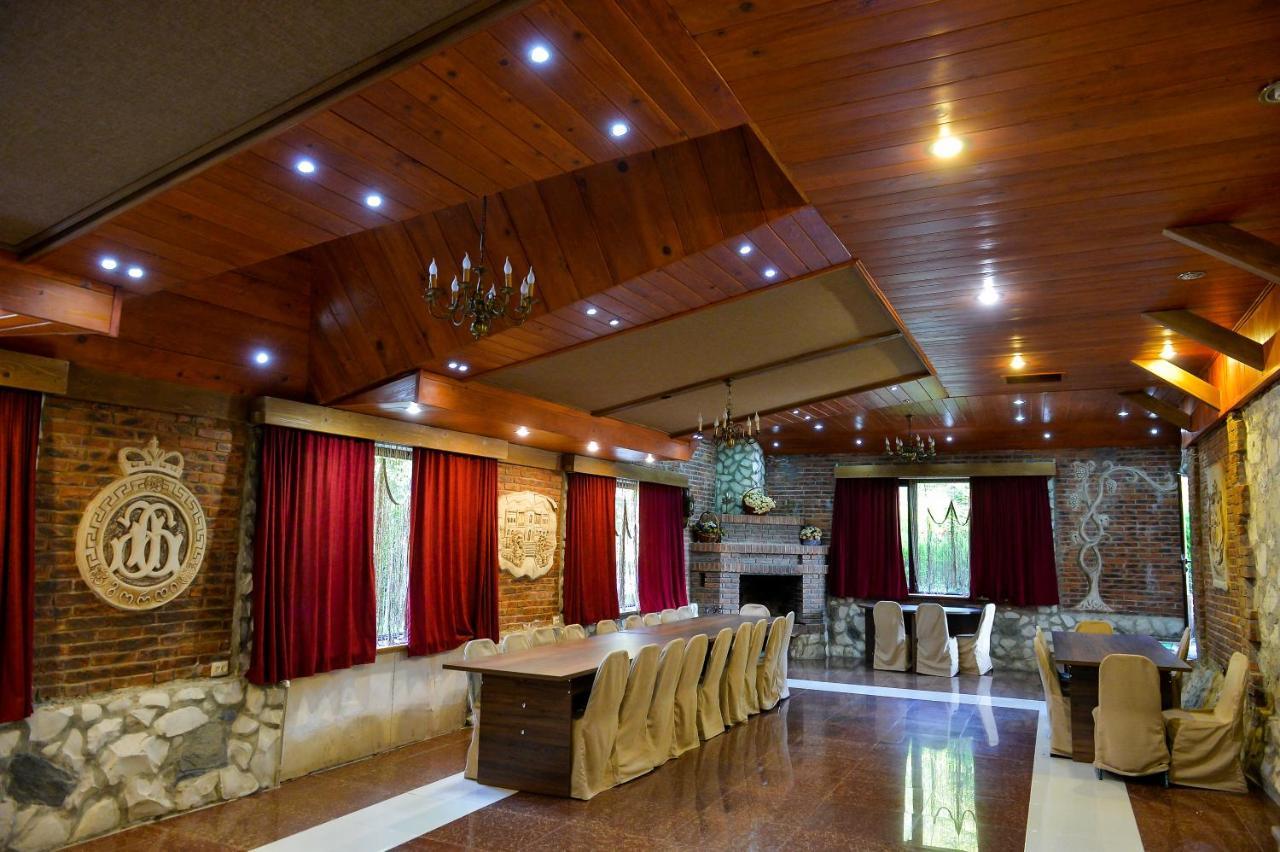 Chateau Chikovani Hotel Gordi Bagian luar foto