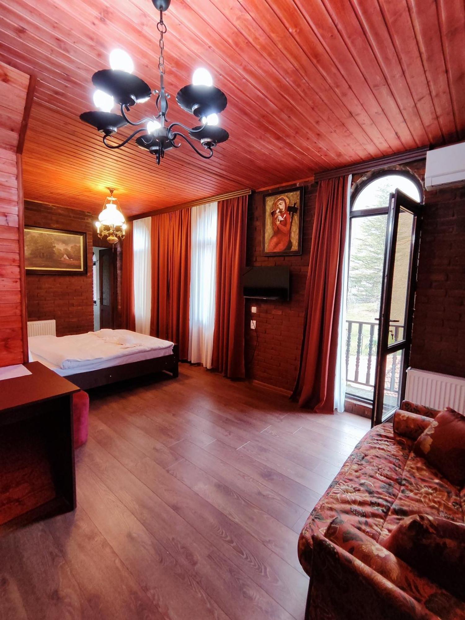 Chateau Chikovani Hotel Gordi Bagian luar foto