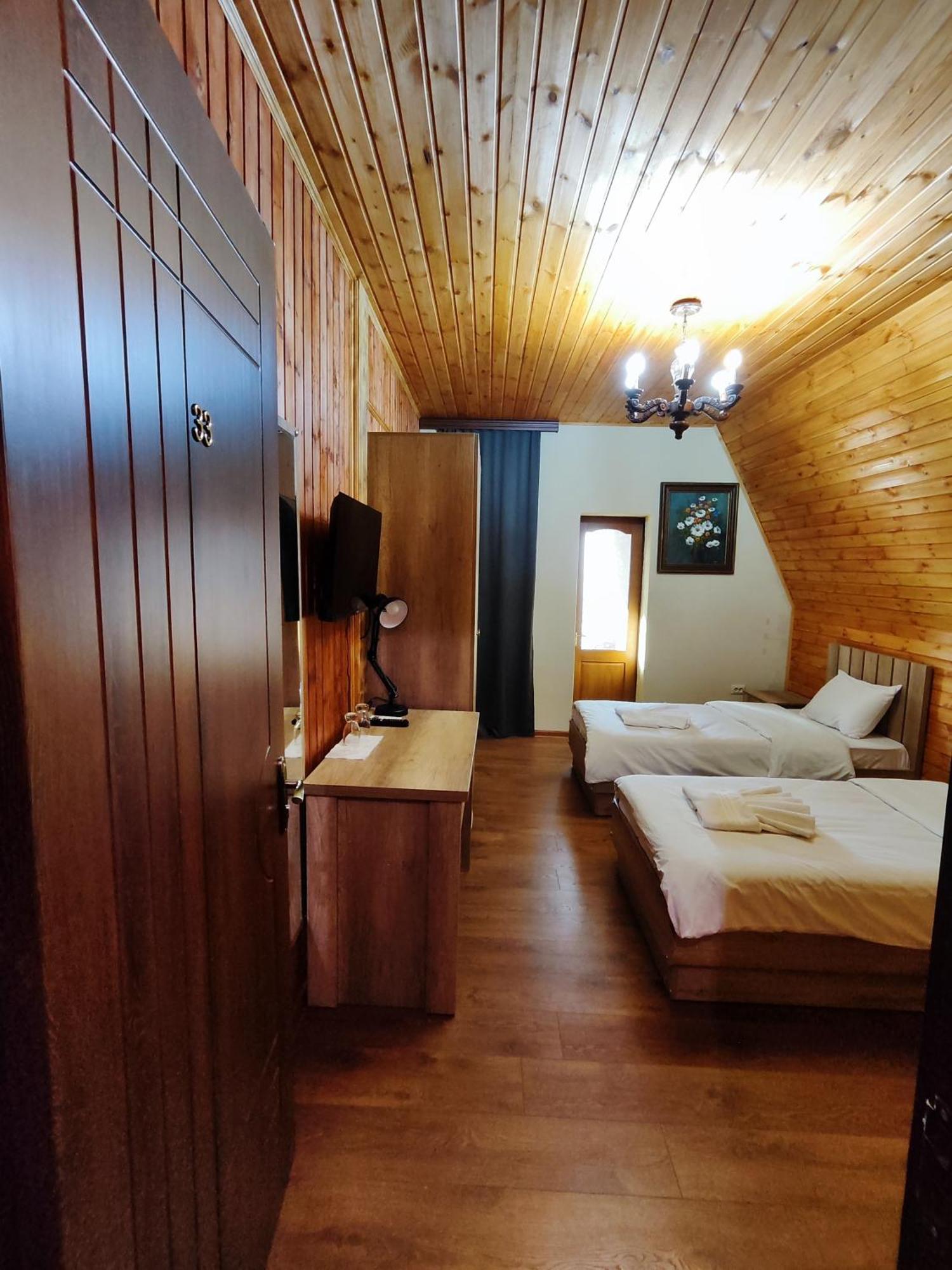 Chateau Chikovani Hotel Gordi Bagian luar foto