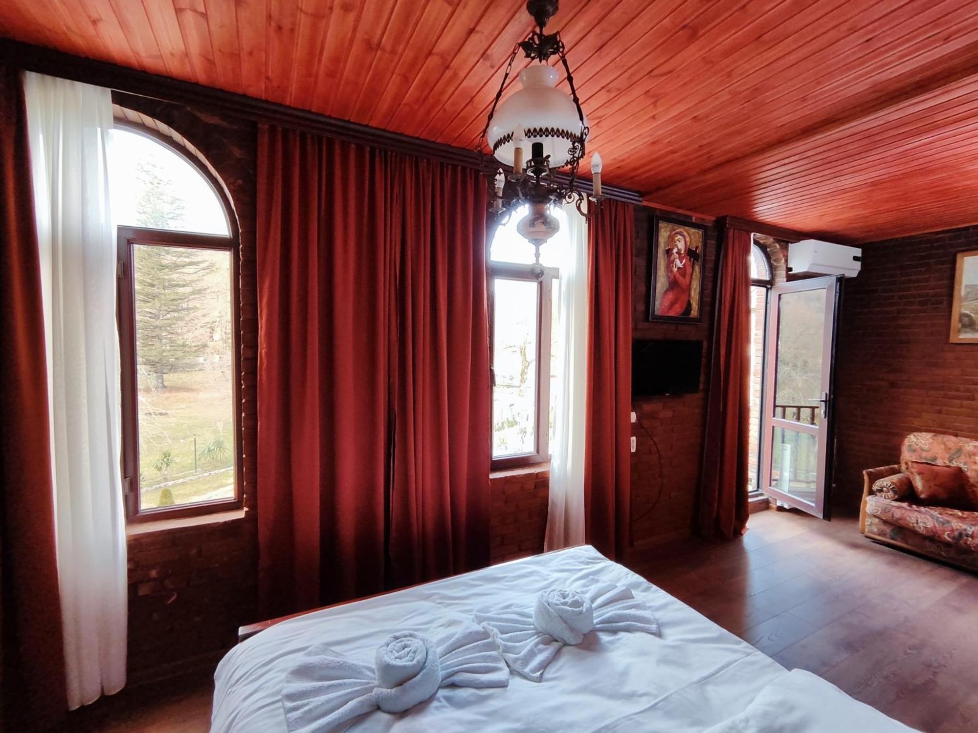 Chateau Chikovani Hotel Gordi Bagian luar foto