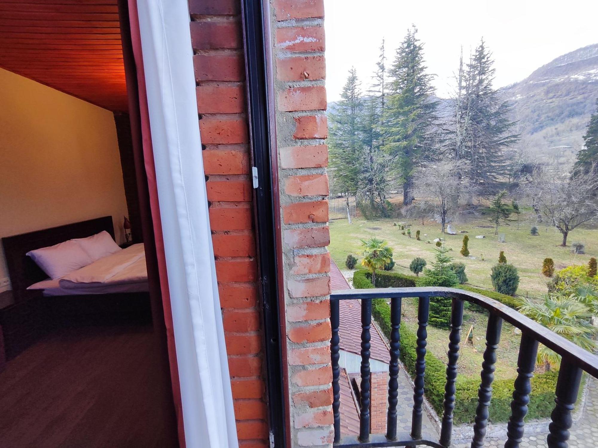 Chateau Chikovani Hotel Gordi Bagian luar foto