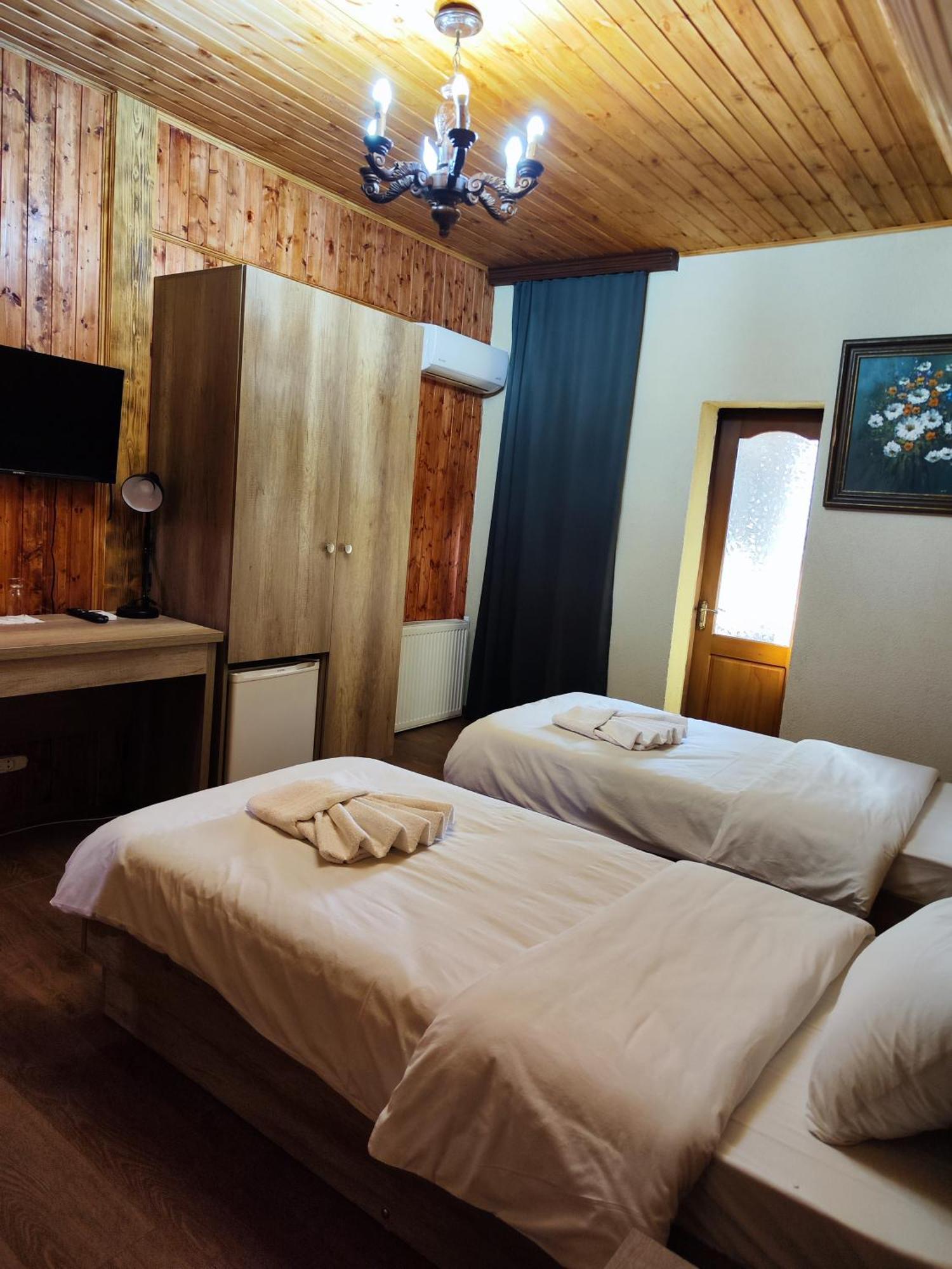 Chateau Chikovani Hotel Gordi Bagian luar foto