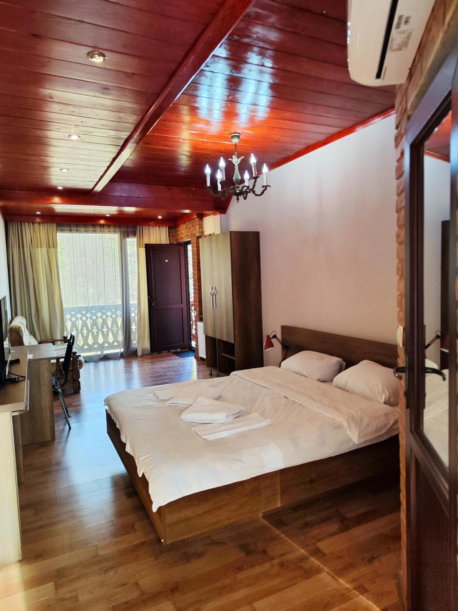 Chateau Chikovani Hotel Gordi Bagian luar foto