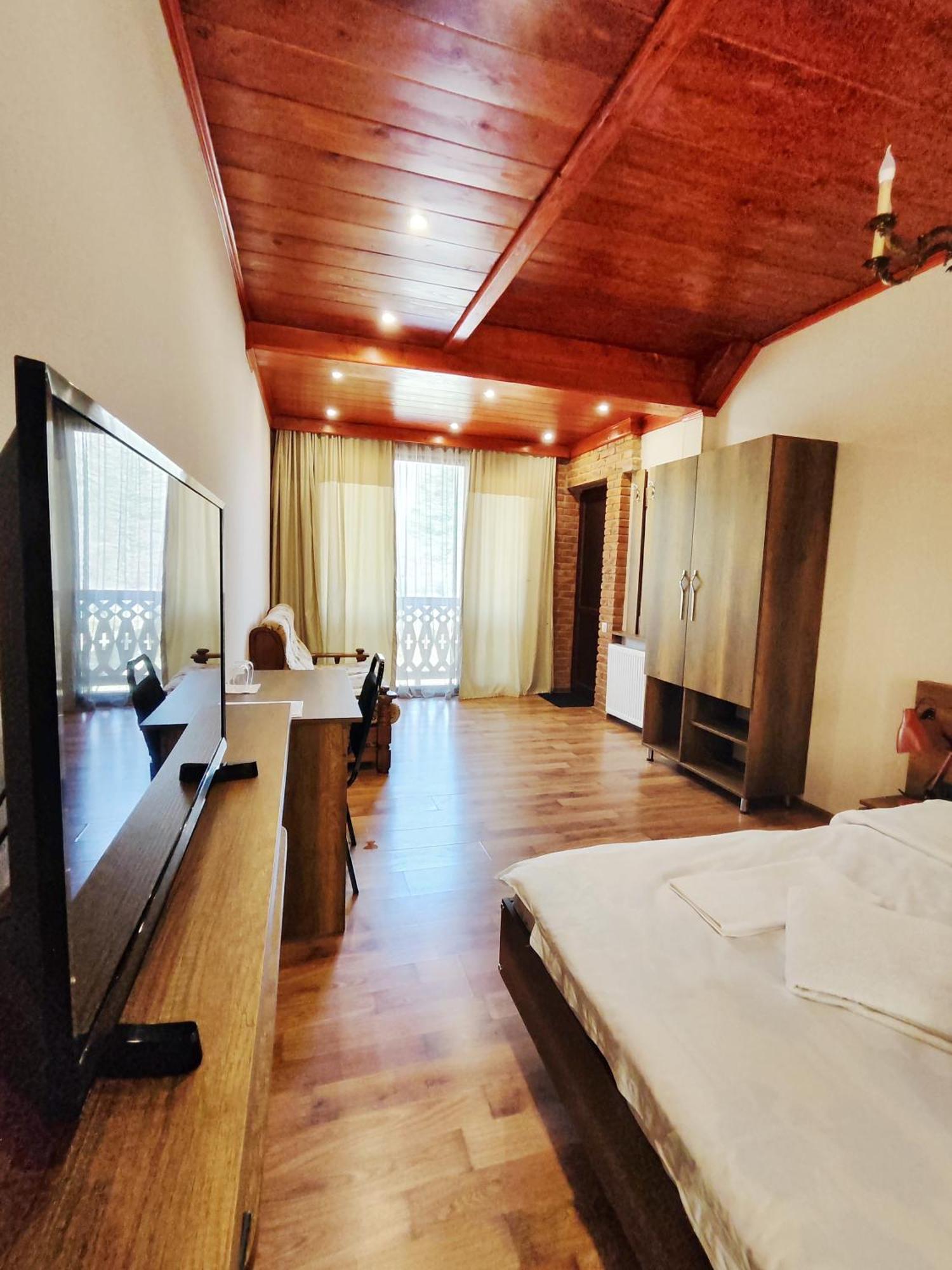Chateau Chikovani Hotel Gordi Bagian luar foto